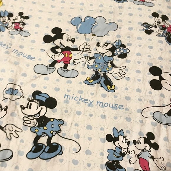 Mickey Mouse and Minnie Mouse Duvet Cover Flaw - Picture 2 of 16